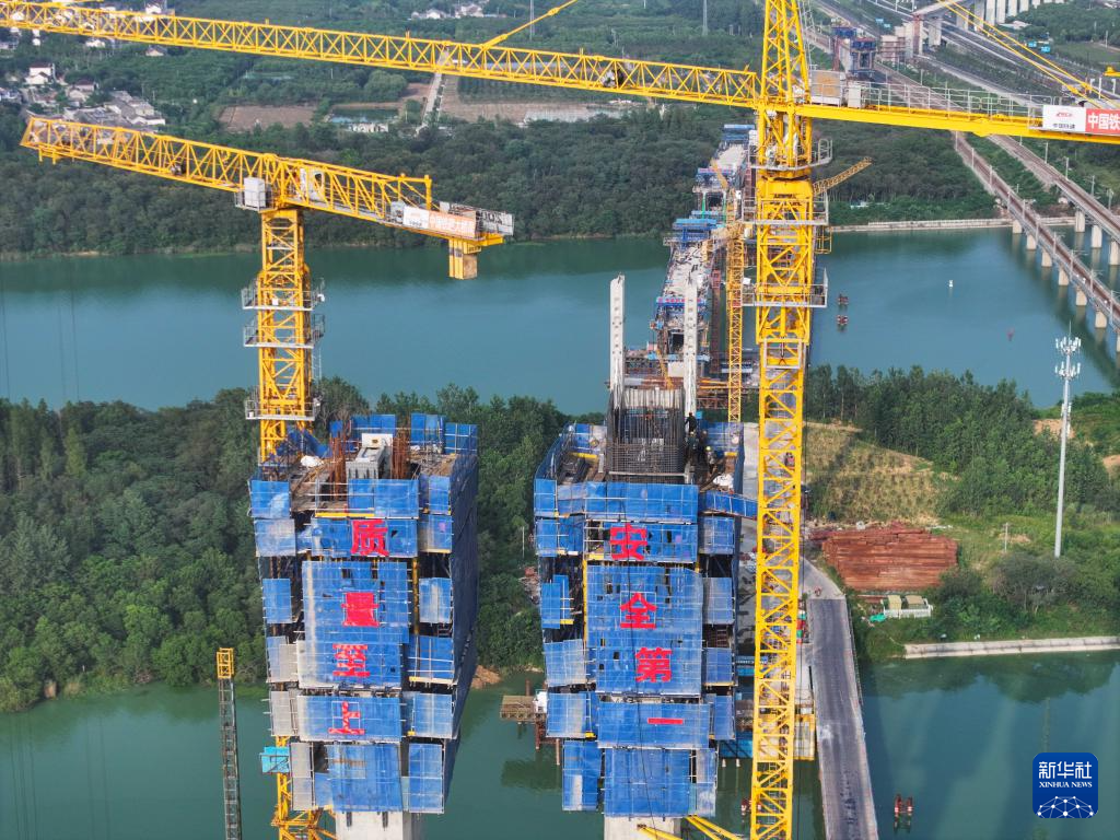 江苏扬州:沪渝蓉高铁跨京杭运河斜拉桥建设有序推进
