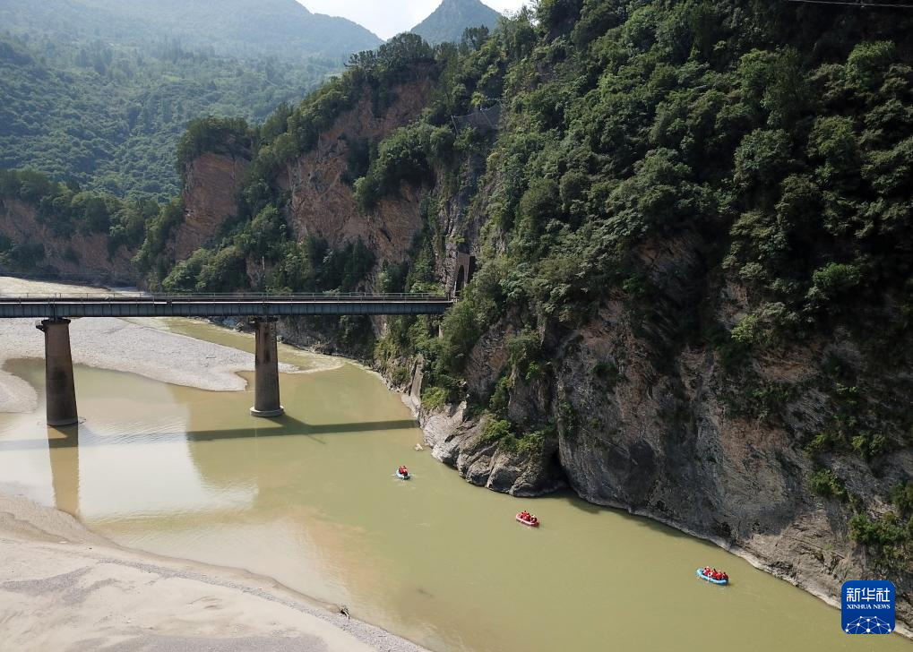 甘肃徽县:峡谷漂流 乐享清凉