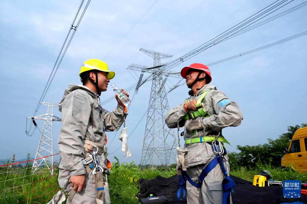 安徽：500千伏高压线上的“手术师”