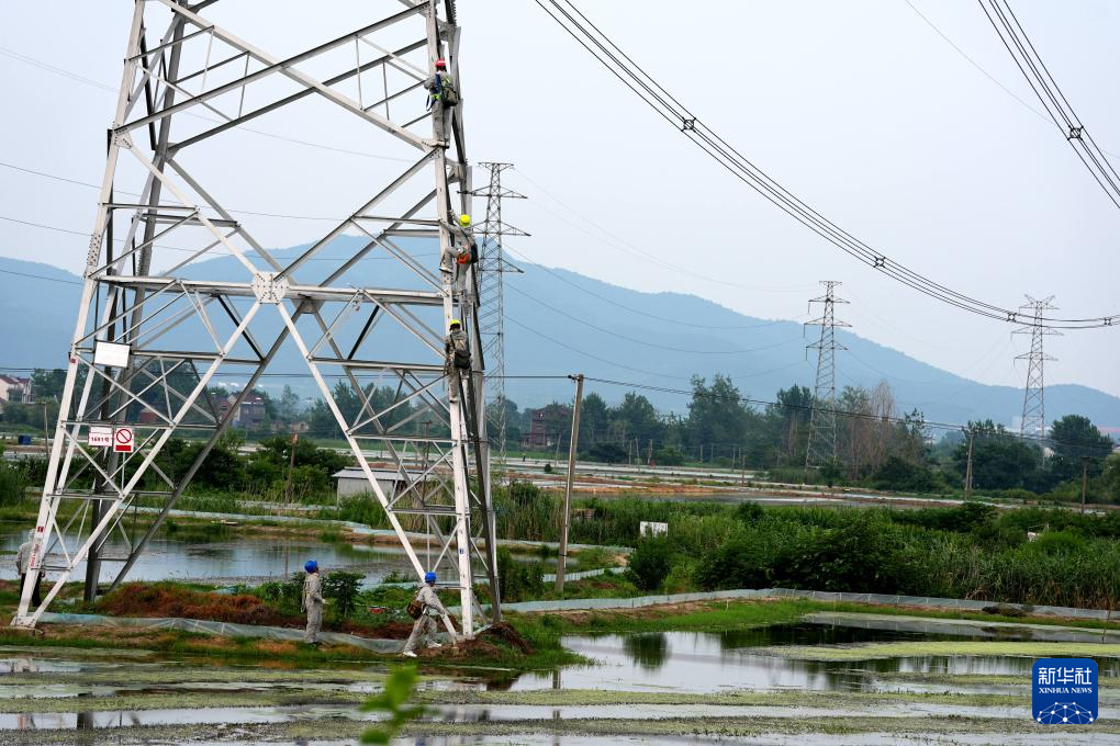 安徽：500千伏高压线上的“手术师”