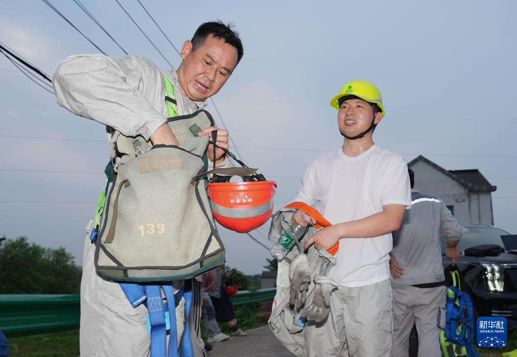 安徽：500千伏高压线上的“手术师”
