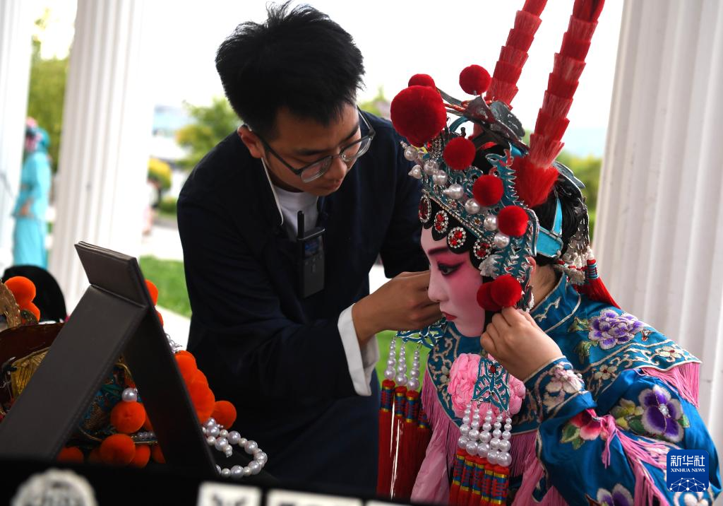 新疆昭苏：泰州梅兰芳京剧团“送戏进疆”展情谊