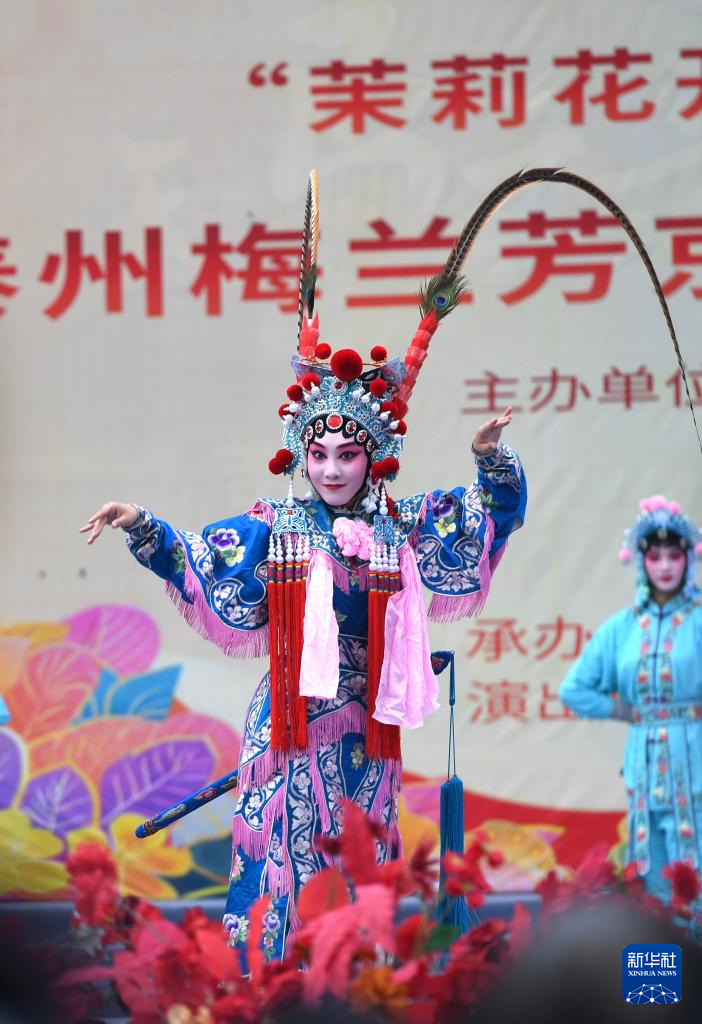 新疆昭苏：泰州梅兰芳京剧团“送戏进疆”展情谊