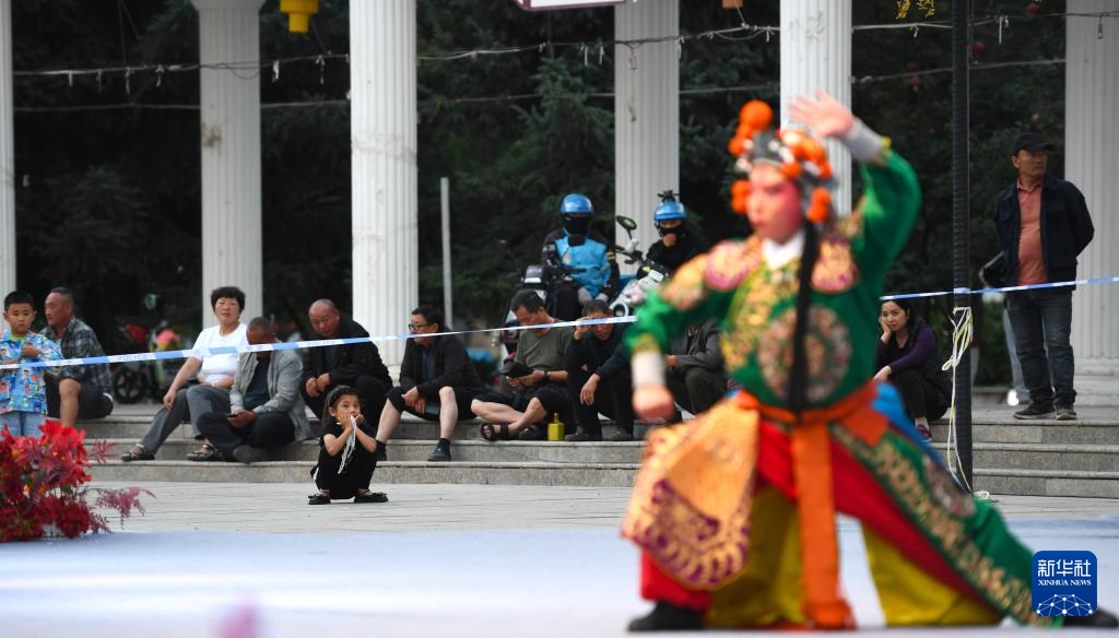 新疆昭苏：泰州梅兰芳京剧团“送戏进疆”展情谊