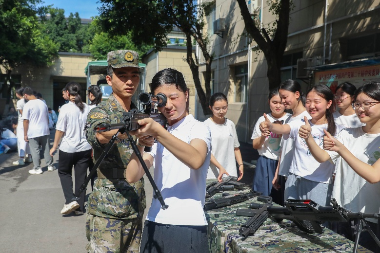 军营开放日点燃少年强国梦