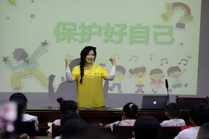 重庆对外经贸学院学子走进社区：怀揣爱心与责任 为安全“加码”