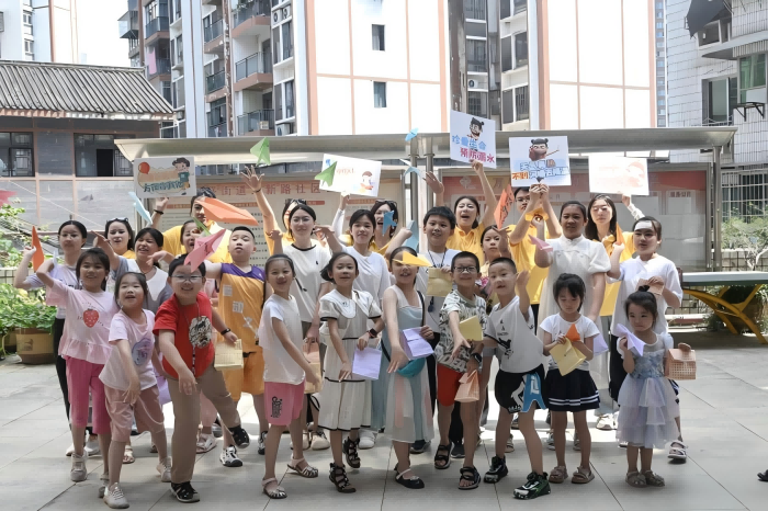 重庆对外经贸学院学子走进社区：怀揣爱心与责任 为安全“加码”