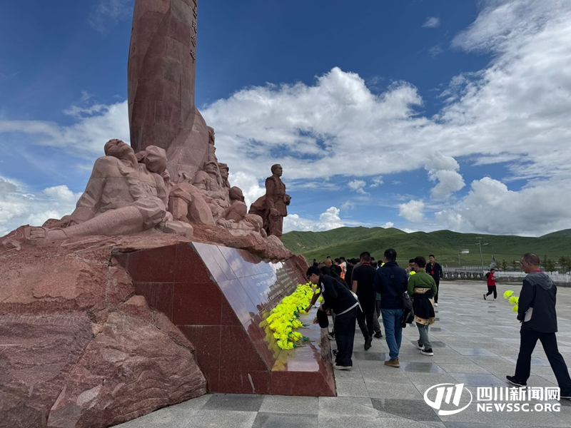 微党课、献花篮、讲先辈故事 这场活动让长征精神再升温｜长征路上看四川