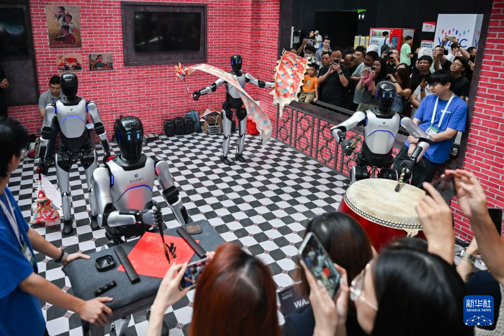 新华全媒+丨会格斗、能书法、懂干活——世界人工智能大会机器人亮点纷呈