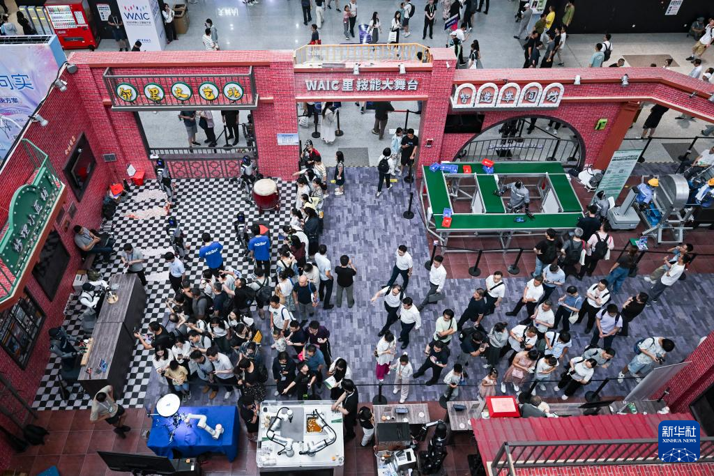 新华全媒+丨会格斗、能书法、懂干活——世界人工智能大会机器人亮点纷呈