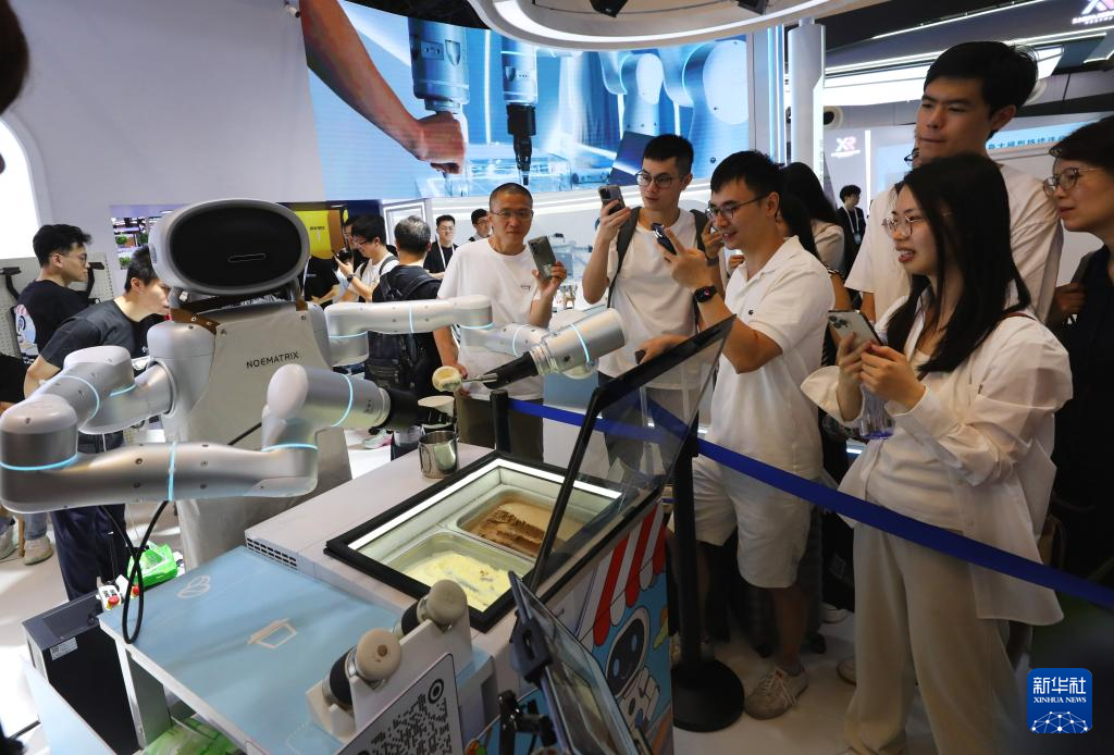 新华全媒+丨会格斗、能书法、懂干活——世界人工智能大会机器人亮点纷呈
