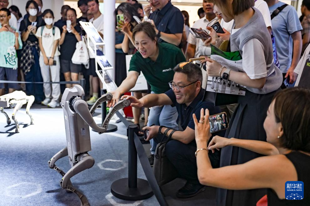新华全媒+丨会格斗、能书法、懂干活——世界人工智能大会机器人亮点纷呈