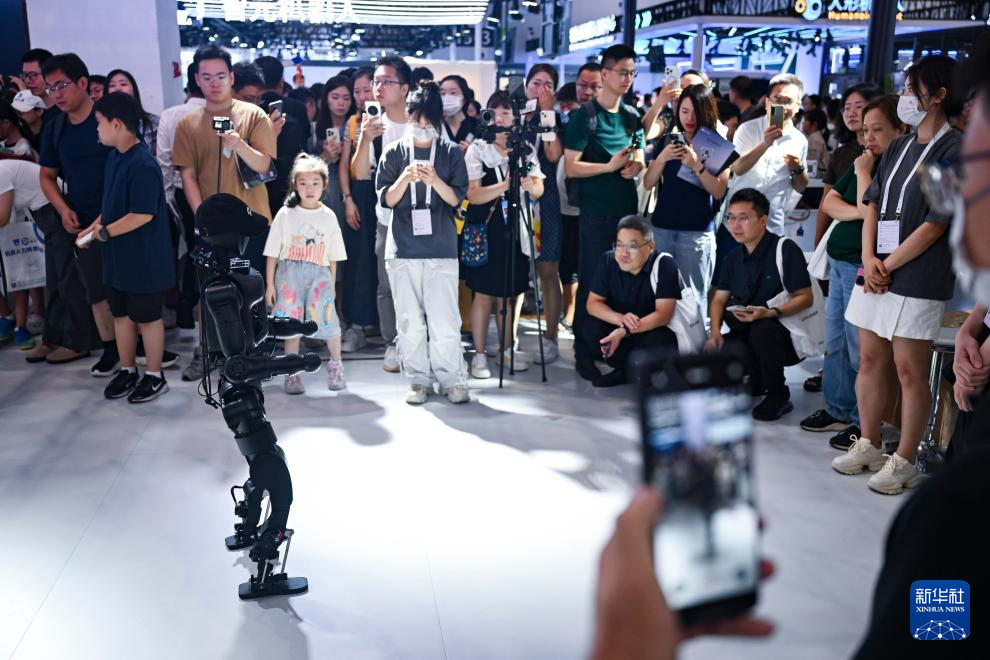 新华全媒+丨会格斗、能书法、懂干活——世界人工智能大会机器人亮点纷呈