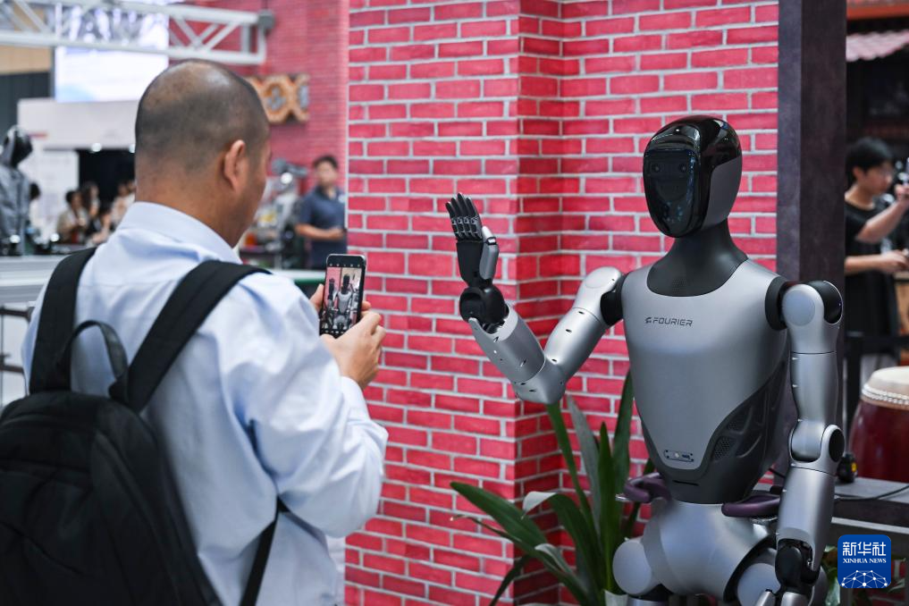 新华全媒+丨会格斗、能书法、懂干活——世界人工智能大会机器人亮点纷呈