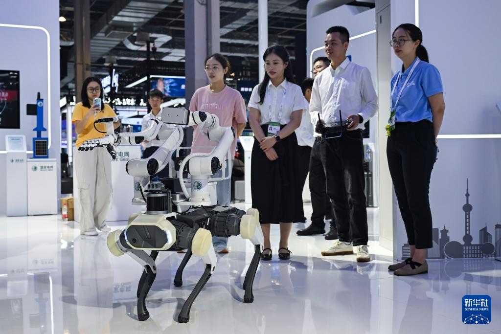 新华全媒+丨会格斗、能书法、懂干活——世界人工智能大会机器人亮点纷呈