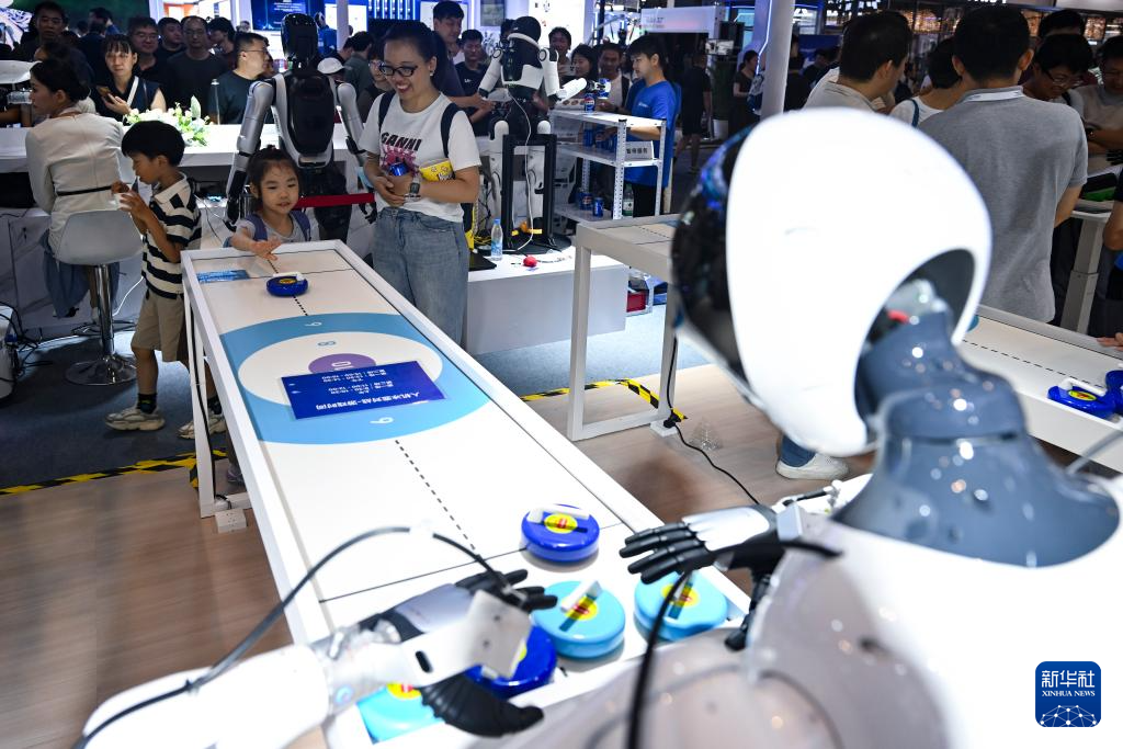 新华全媒+丨会格斗、能书法、懂干活——世界人工智能大会机器人亮点纷呈