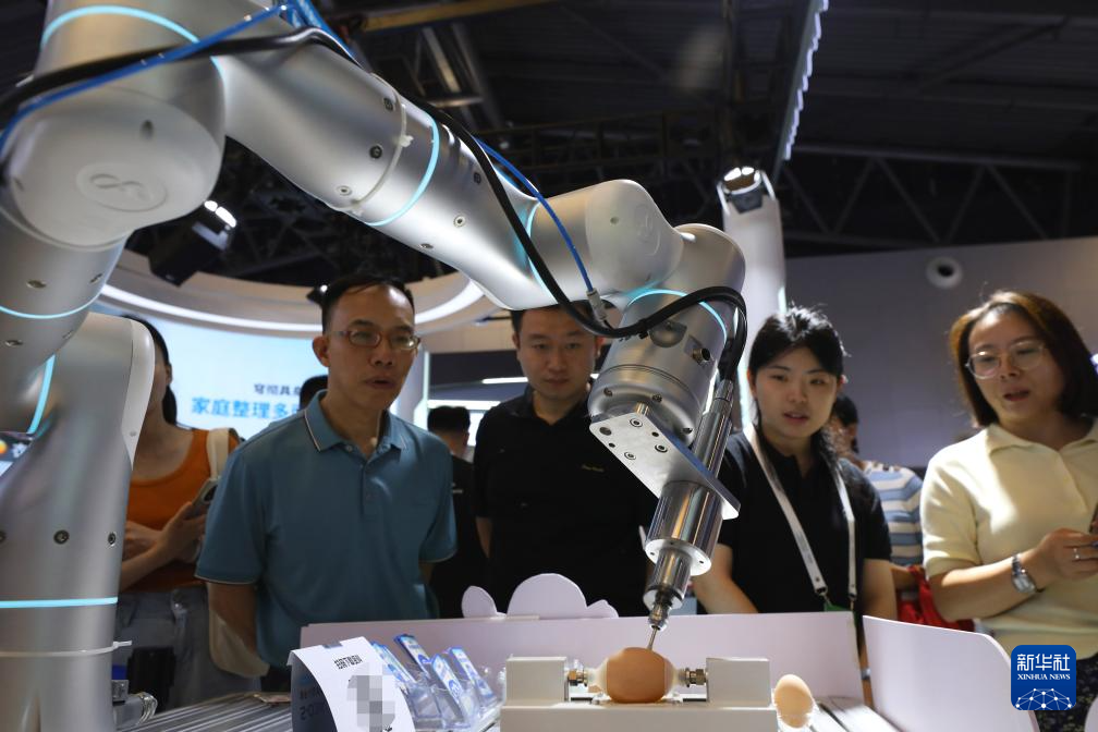 新华全媒+丨会格斗、能书法、懂干活——世界人工智能大会机器人亮点纷呈