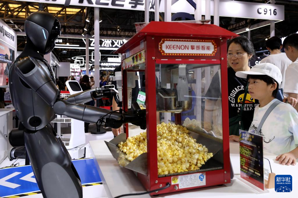 新华全媒+丨会格斗、能书法、懂干活——世界人工智能大会机器人亮点纷呈