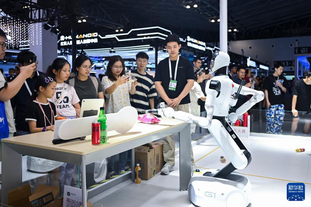新华全媒+丨会格斗、能书法、懂干活——世界人工智能大会机器人亮点纷呈