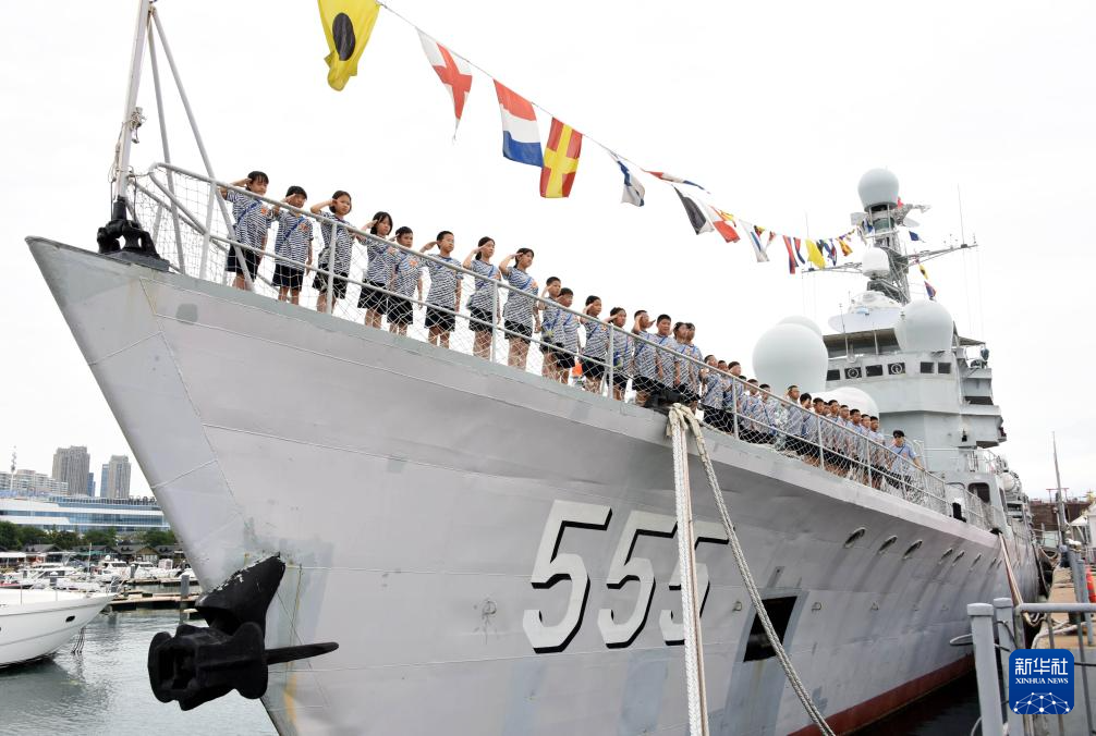 山东青岛：在海军研学营学习知识