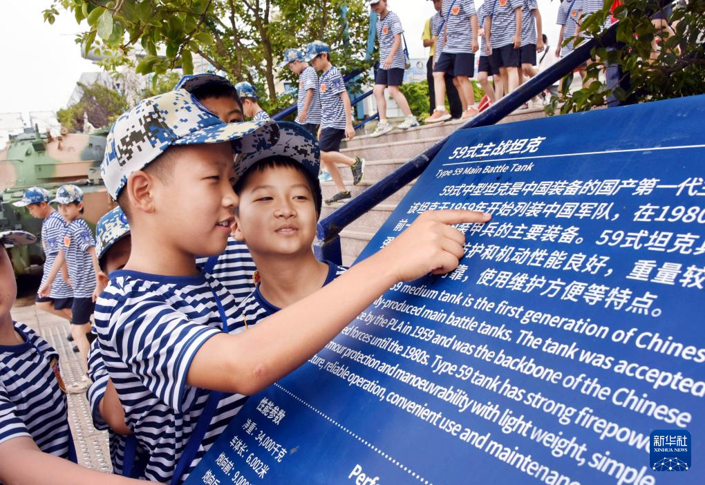 山东青岛：在海军研学营学习知识