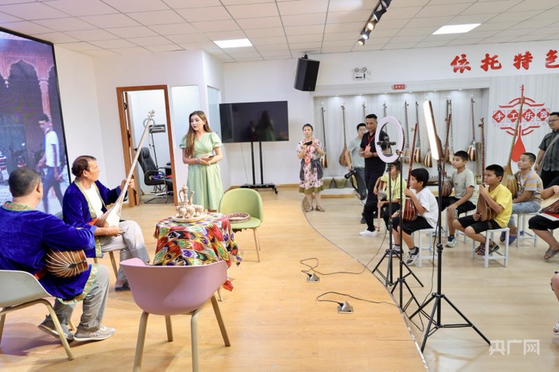 石榴花开 籽籽同心丨新疆阿克苏：民族乐器“弹”出村民的好日子