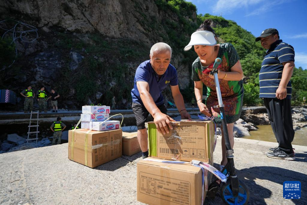 新华全媒＋丨北京：救灾物资“递”到村