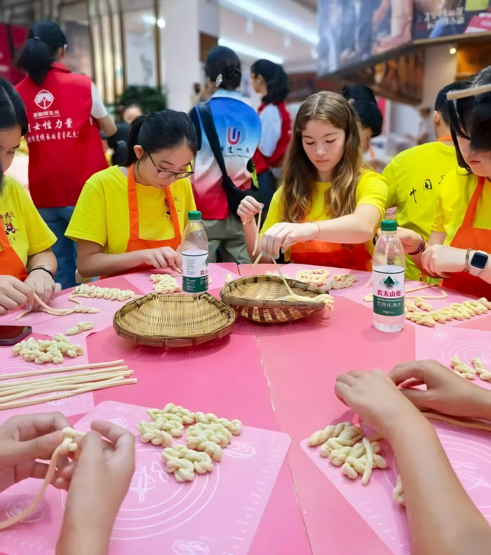 “中国寻根之旅”中外青少年共探中华文化魅力