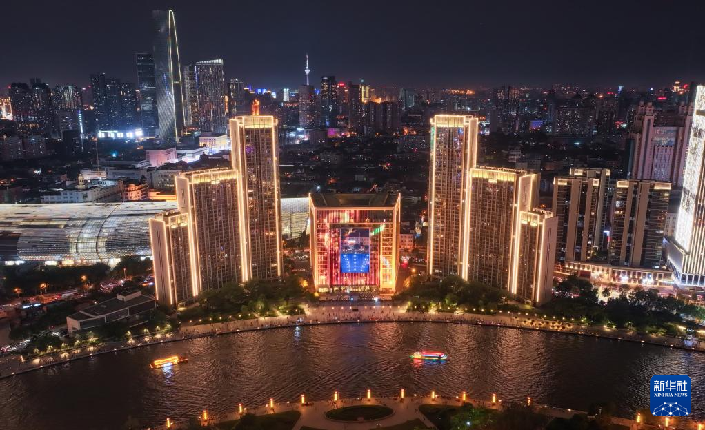 新华全媒+·飞阅中国|津彩夜空 光耀海河