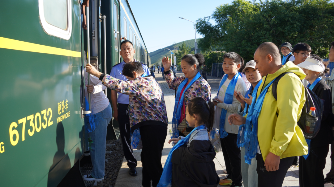 阿尔山号旅游列车:穿行绿水青山的浪漫之旅