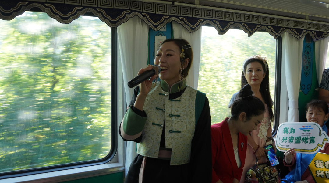 阿尔山号旅游列车:穿行绿水青山的浪漫之旅