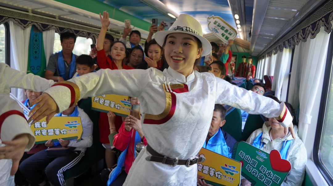 阿尔山号旅游列车:穿行绿水青山的浪漫之旅