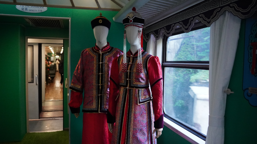 阿尔山号旅游列车:穿行绿水青山的浪漫之旅