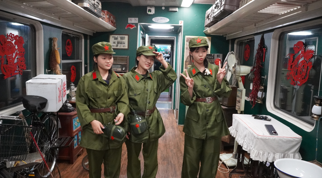 阿尔山号旅游列车:穿行绿水青山的浪漫之旅