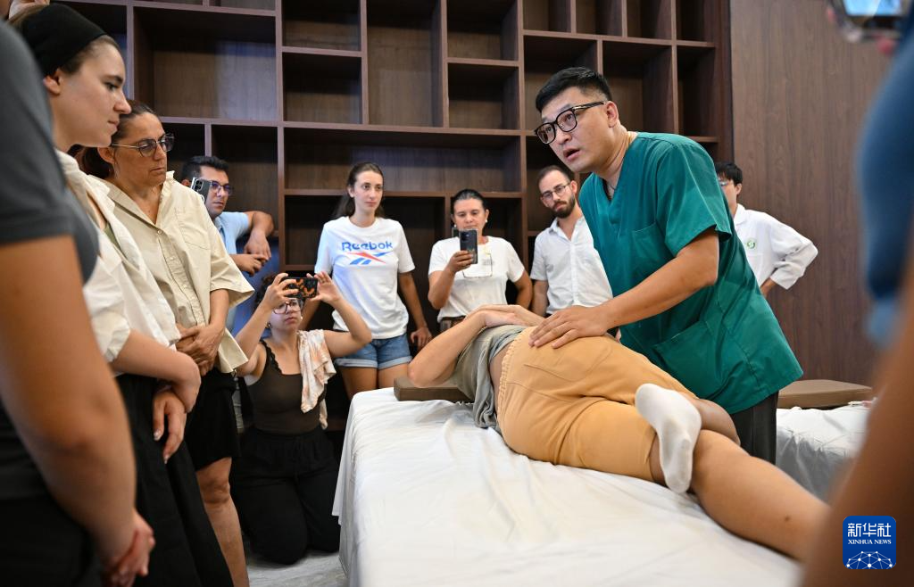 外国学员三亚学中医