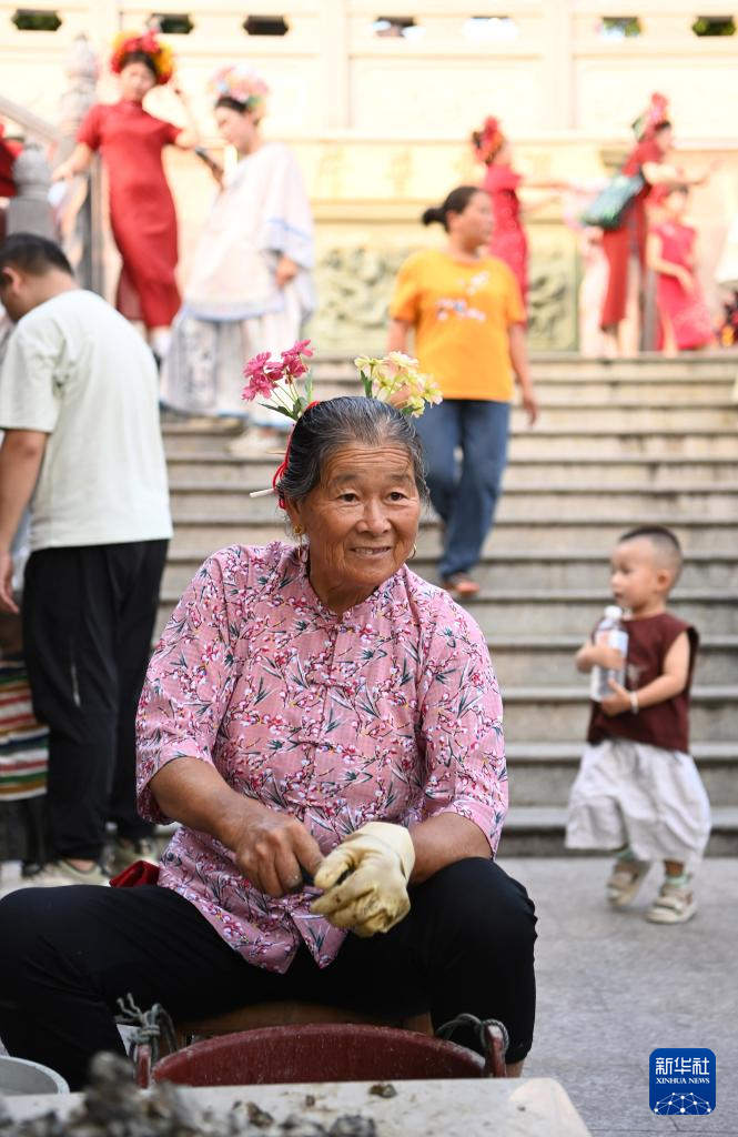活力中国调研行|福建蟳埔村:簪花如潮涌 古村焕新生