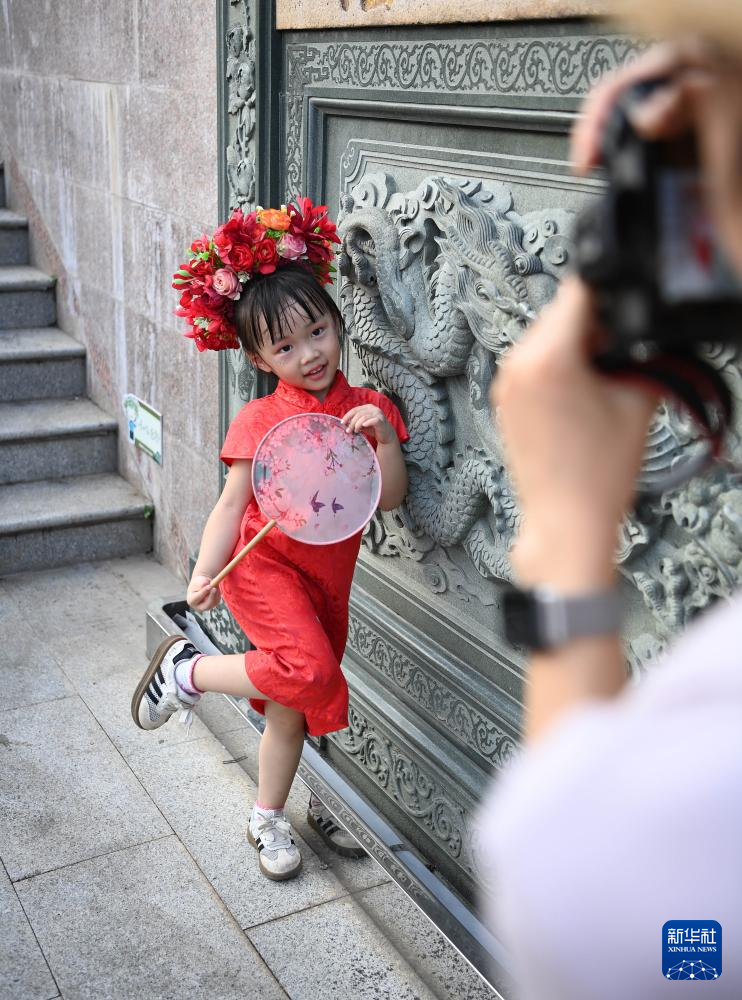 活力中国调研行|福建蟳埔村:簪花如潮涌 古村焕新生