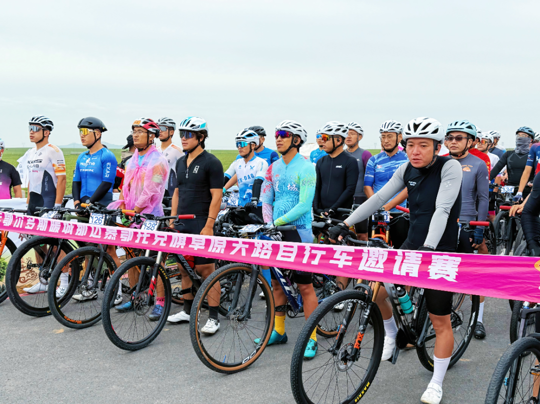 不止速度!草原天路赛藏着三重惊喜:美景、热血和“被宠坏”的骑手 不止速度!草原天路赛藏着三重惊喜:美景、热血和“被宠坏”的骑手