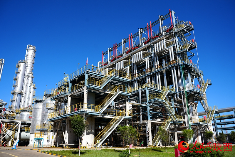 毛乌素沙地旁的“煤炭变形记” 陕西延长石油榆神能源化工有限责任公司50万吨/年煤基乙醇项目生产现场。人民网记者 孙挺摄