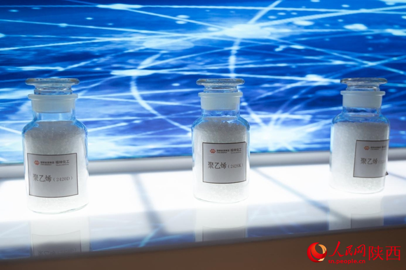 毛乌素沙地旁的“煤炭变形记” 如同白色“米粒”一样的聚乙烯。人民网记者 孙挺摄