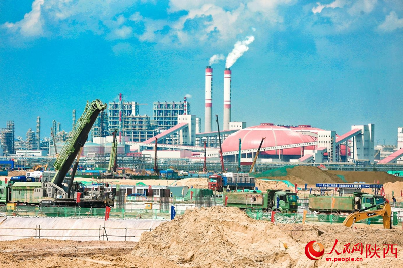 毛乌素沙地旁的“煤炭变形记” 榆林化学1500万吨煤炭分质清洁高效转化示范项目二期工程建设现场。人民网记者 孙挺摄
