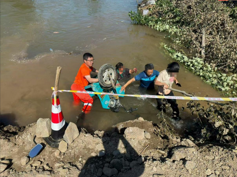 京华好风气|三轮翻进河中,两人被困,北京一工人纵身入水紧急救援