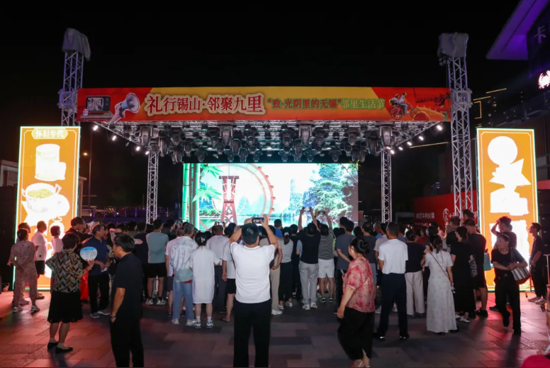 在无锡锡山安镇的夏夜逛集市，逛着逛着就回到了旧时光