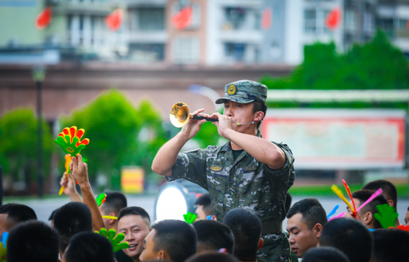 “为兵服务万里行”走进重庆武警营区，这场演出满是战友情