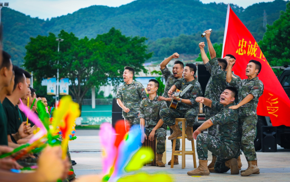 “为兵服务万里行”走进重庆武警营区，这场演出满是战友情
