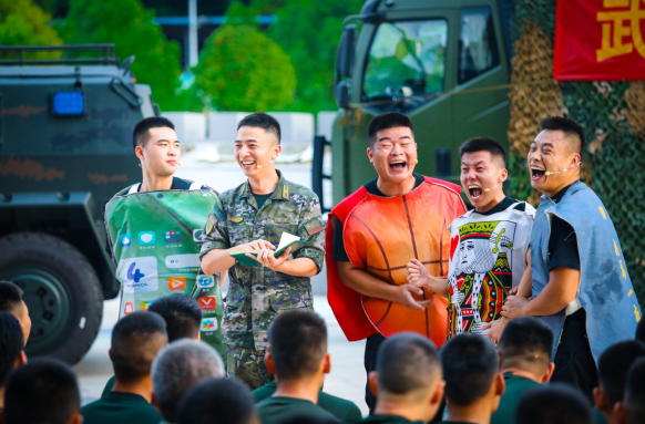 “为兵服务万里行”走进重庆武警营区，这场演出满是战友情