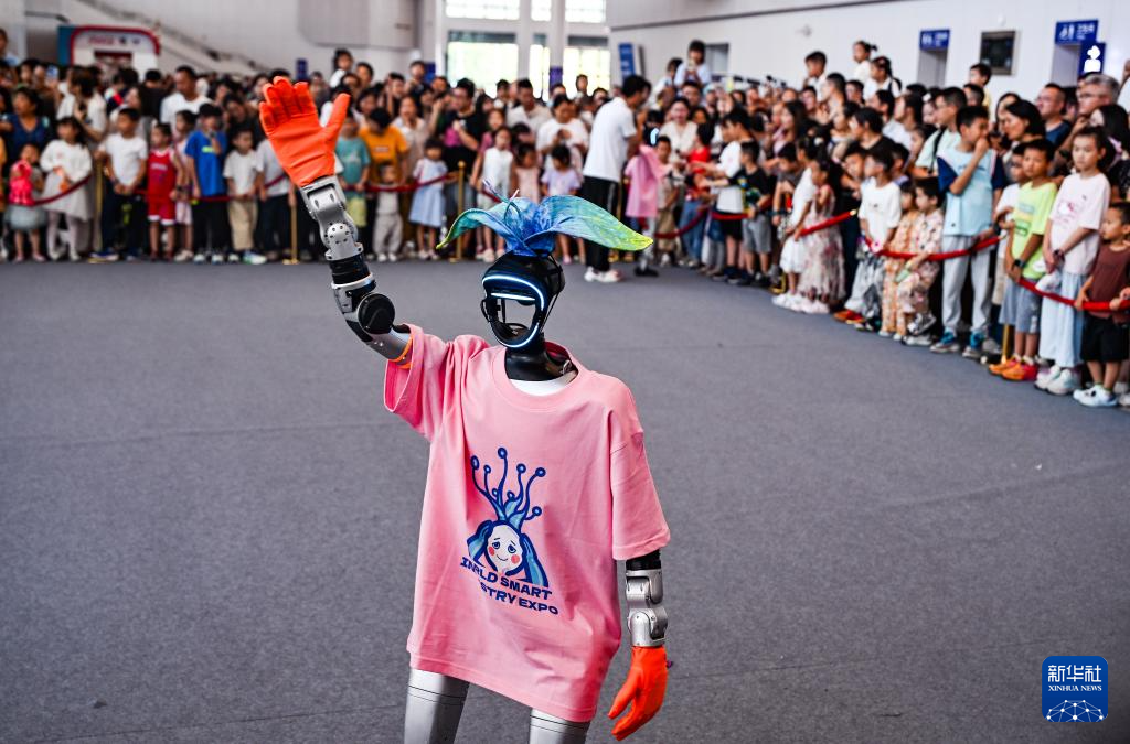 人形机器人智博会上受热捧