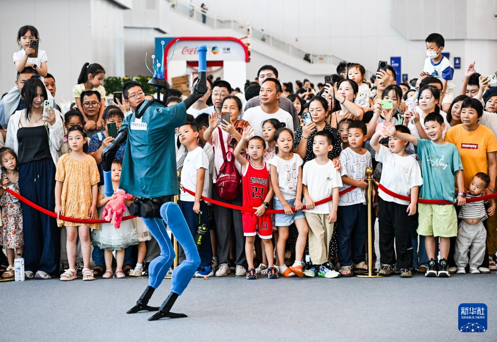 人形机器人智博会上受热捧