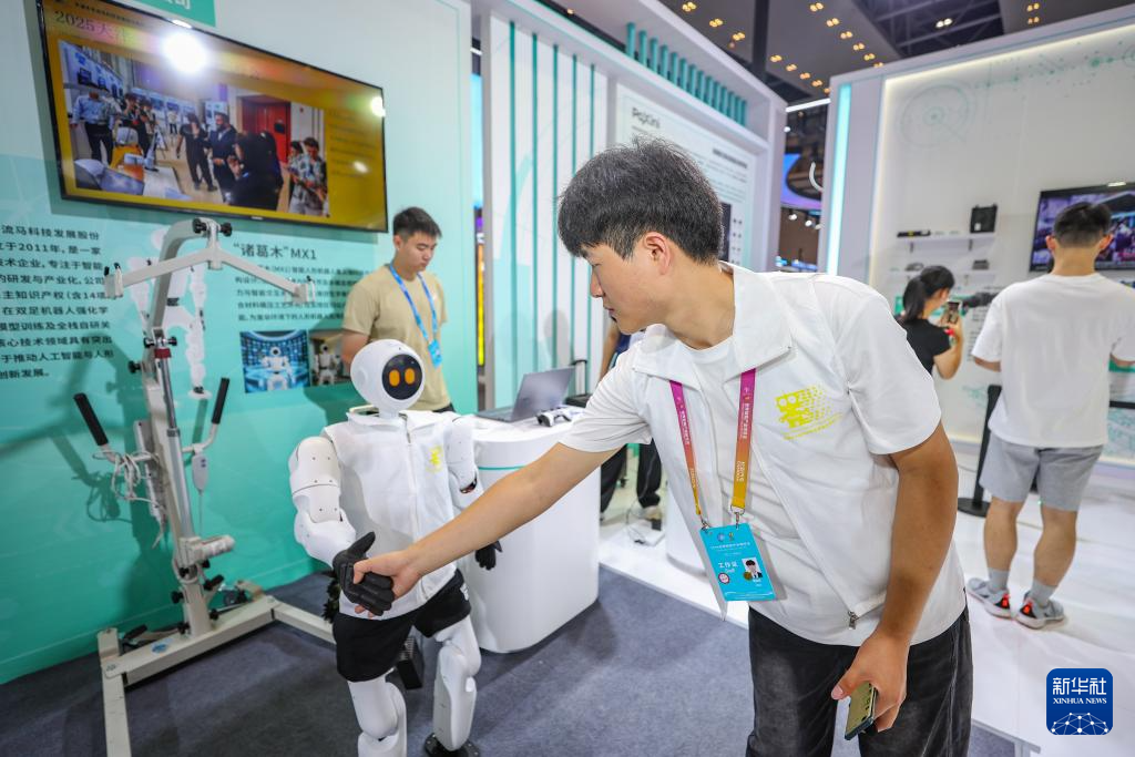 人形机器人智博会上受热捧