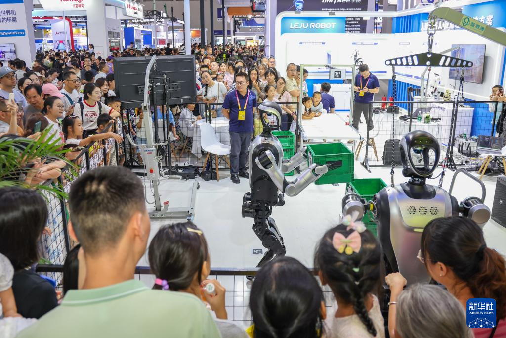 人形机器人智博会上受热捧